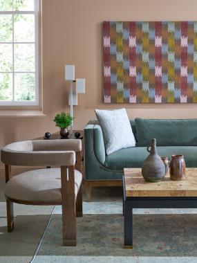 Room Scene: HC8544-86 Lunel Sofa shown in HC3087-62 body/back cushion fabric and HC457-82 welt with HC474-32 fabric on back cushions and Hable Grey finish, HC8557-70 Zeen Cocktail Table shown in Natural on top and Weathered Black finish  shown in on base and HC8687-70 Chad Side Table shown in Shadow finish.